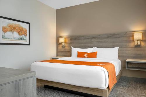 Кровать или кровати в номере Amsterdam Inn & Suites, Ascend Hotel Collection