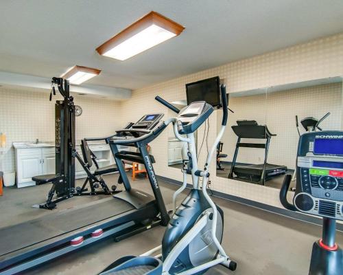 Фитнес-центр и/или тренажеры в Suburban Studios Christiansburg - Blacksburg