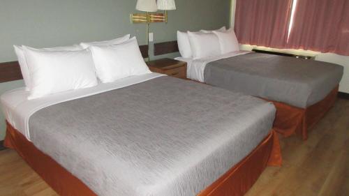 Una cama o camas en una habitación de Quality Inn Beaver I-15