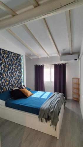 Ένα ή περισσότερα κρεβάτια σε δωμάτιο στο PICCOLA CASA CON GIARDINO