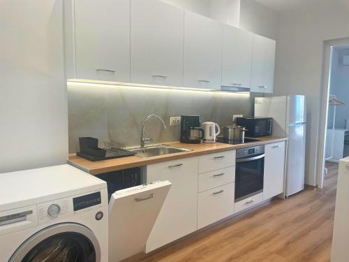 Foto Quiet Central 2-bedroom Flat 4' to Metro & Shops 4