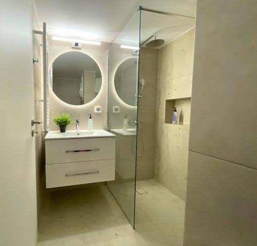 Foto Quiet Central 2-bedroom Flat 4' to Metro & Shops 3