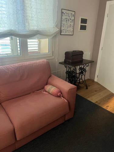 a brown couch in a living room with a table at B&B La Mammola in Lugo