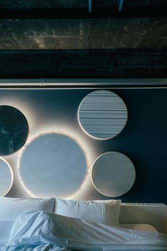 a room with a wall with four circles on it at RePORTHOTEL in Yaizu