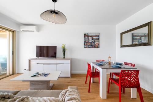 Le Berkeley, Appartement rénové 1 chambre, front de mer, parking, AC
