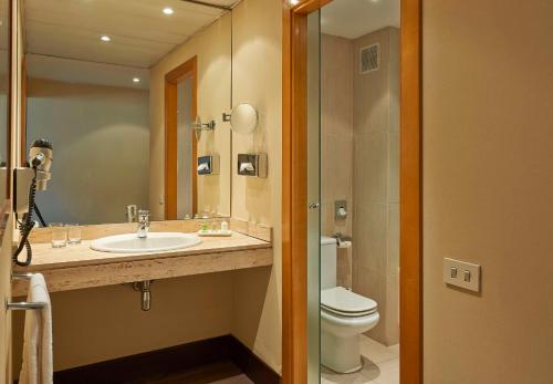 a bathroom with a sink and a toilet at NH Ciutat de Reus in Reus