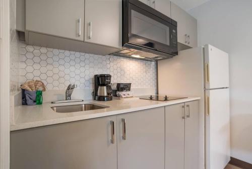 Кухня или мини-кухня в Suburban Studios Biloxi North Area

