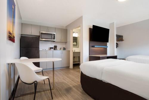 Кровать или кровати в номере Suburban Studios Biloxi North Area