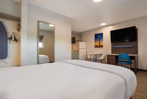 Кровать или кровати в номере Suburban Studios Biloxi North Area