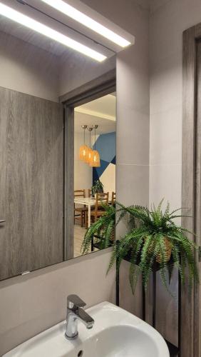 ein Badezimmer mit Waschbecken und Spiegel in der Unterkunft Appartamento in centro storico in Sanremo