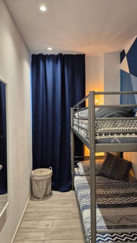 ein Etagenbettzimmer mit zwei Etagenbetten und einem Fenster in der Unterkunft Appartamento in centro storico in Sanremo