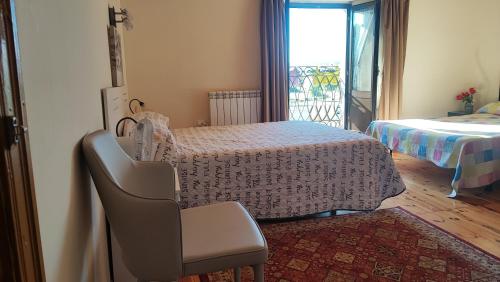 a room with a bed and a chair and a window at Boomerang Cottage B&B in Quintanapalla