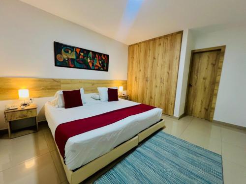 a bedroom with a large bed in a hotel room at Aparta Suites La Flora- Infinity Living in Cali