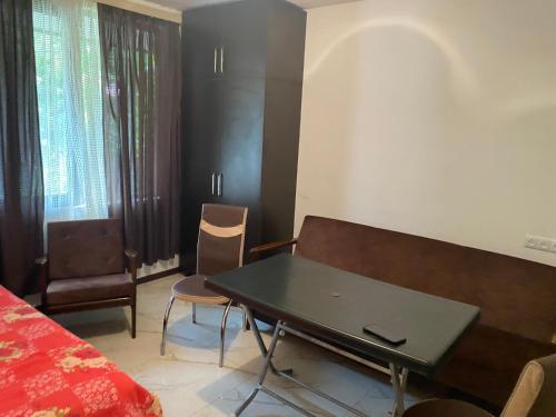 a room with a table and chairs and a bed at BEATRIS in Ureki