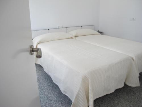 Posteľ alebo postele v izbe v ubytovaní Apartamentos Jimmy 2