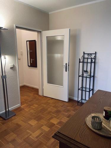 an empty room with a door and a wooden floor at Preiswerte Wohnung nahe Düsseldorf inklusive Stellplatz in Haan