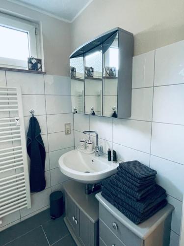a bathroom with a sink and a mirror at Preiswerte Wohnung nahe Düsseldorf inklusive Stellplatz in Haan