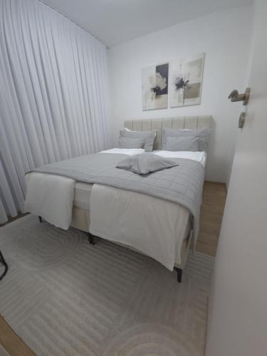 Postel nebo postele na pokoji v ubytování Sara Luxe Apartment