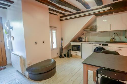 Кухня или мини-кухня в Cosy Smart and Modern Antony Centre
