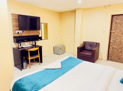 Hotel Aditya International Saheed Nagarにあるベッド