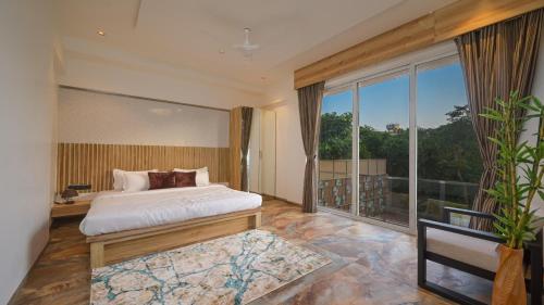 Ένα ή περισσότερα κρεβάτια σε δωμάτιο στο Heritage 4Bhk Villa Lonavala With Turf