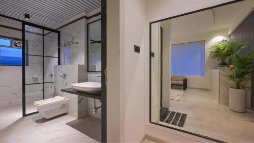 Ένα μπάνιο στο Heritage 4Bhk Villa Lonavala With Turf