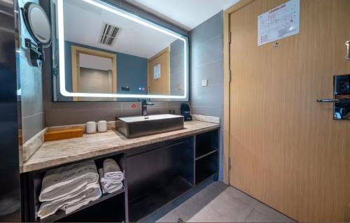 成都市にあるQingju Hotel, Chunxi Road, Taikoo Li, Chengduの洗面台と鏡のあるバスルーム
