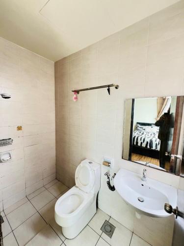 Bilik mandi di Modern4BR Retreat - City Center