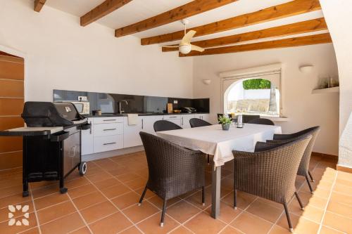 Villa Mackay by Abahana Villas