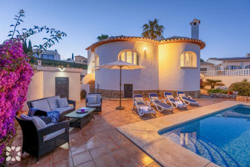 Villa Mackay by Abahana Villas