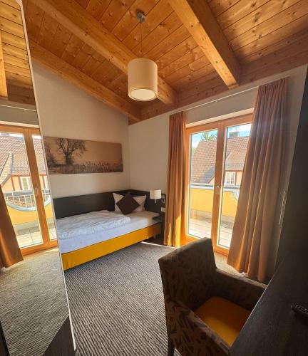Giường trong phòng chung tại Boutique & Wellnesshotel Thalmässing
