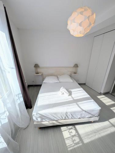 洛什Porte des cordeliers的房间里有一张白色床的卧室