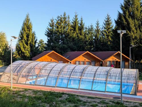Kolam renang di atau dekat dengan EKO DOMKI w Ośrodku Edukacji Ekologicznej w Krynicy Morskiej-Piaski
