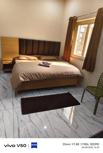 Cama o camas de una habitación en Athalia Residency by Moon Stay
