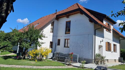 a white house with a red roof at 60 m² Ferienapartment Zentrumsnahe mit Gartenbenutzung in Steyr