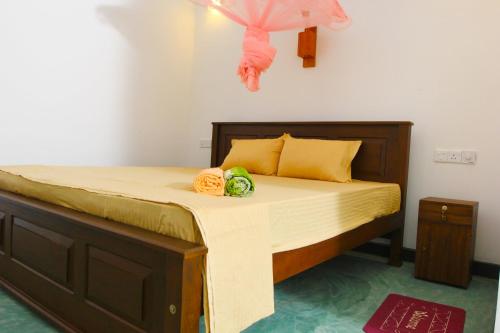 ウェリガマにあるRoxie Guestのベッドとタオル2枚のある寝室