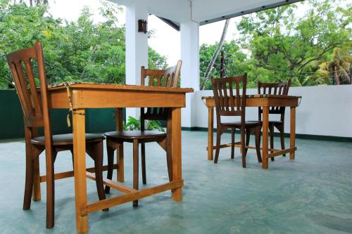 ウェリガマにあるRoxie Guestの木製テーブルと椅子、テーブルと椅子2脚