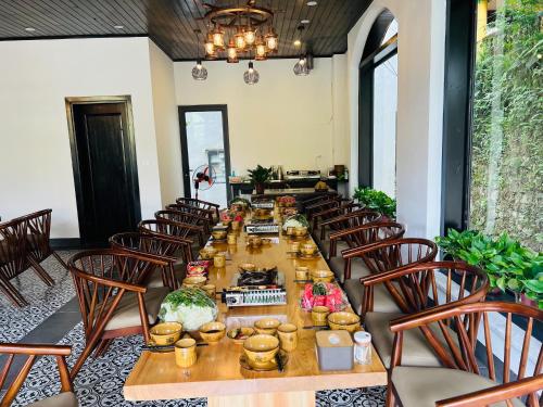 a long table in a room with chairs at Sapa Villa Florence in Sa Pa
