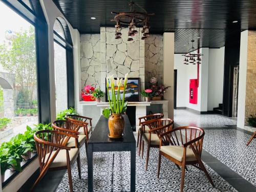a dining room with a table and chairs at Sapa Villa Florence in Sa Pa