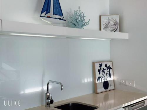 ゴールドコーストにあるLa Jolla Holiday Surfers Paradiseのキッチン(シンクと棚付)