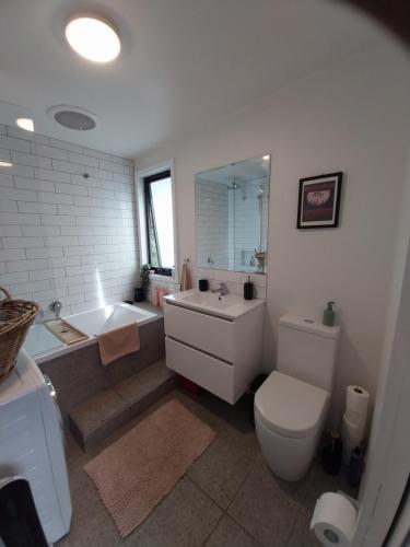 Un baño con bañera, inodoro y lavabo. en Studio Solaris, en Daylesford