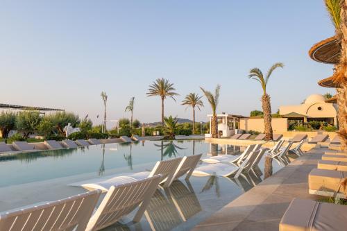 La alberca dentro o cerca de Pegasos Deluxe Beach Hotel