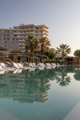 La alberca dentro o cerca de Pegasos Deluxe Beach Hotel