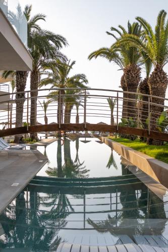 La alberca dentro o cerca de Pegasos Deluxe Beach Hotel