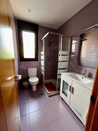 a bathroom with a toilet and a shower and a sink at Espaciosa con vistas in Villaviciosa