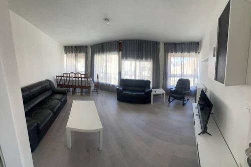 una sala de estar con un sofá y una mesa en CASA TITA PLAZA MAYOR a 1 minuto, 5 baños, en Salamanca
