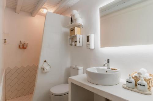 Un baño blanco con lavabo e inodoro. en 5-Bed Stylish Maisonette, en Mykonos ciudad