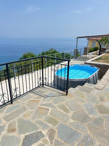 Bazén v ubytování Appartamento fronte mare nebo v jeho okolí