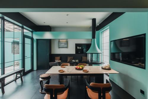 a kitchen and dining room with a table and chairs at PingYao Chengfu Jinyuan Hotel in Pingyao