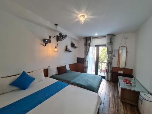 a bedroom with a large bed and a window at Căn hộ Studio-Banana Homestay in Hue